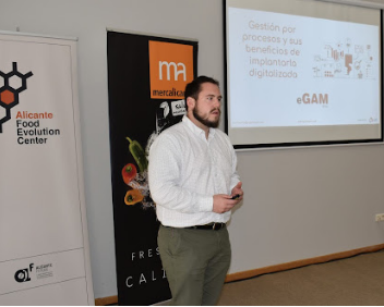 Photograph of Juan Miguel Navarro exhibiting at the first meeting of start-ups for food innovation